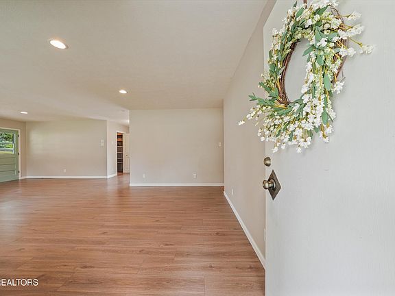 5th image of 103 Iona Cir