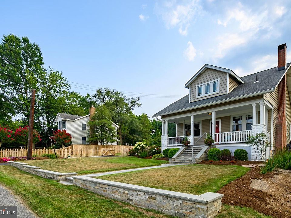 1st image of 208 Edgewater Dr