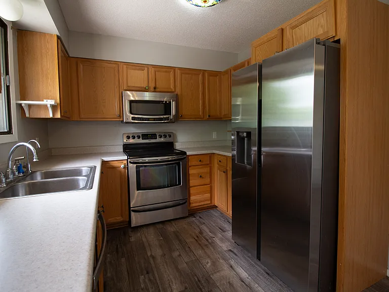 1000 S Lakota Ave — Photo 1
