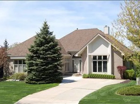 28044 Hickory Cres, Farmington Hills, MI 48331