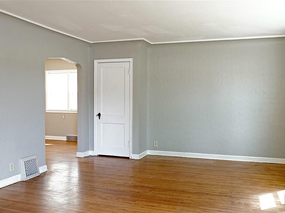 2nd image of 2000 S Center Ave