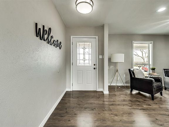 5th image of 209 Wildwood Pl