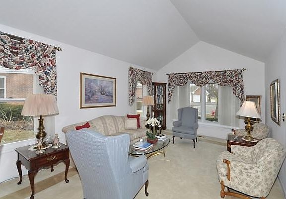 2nd image of 455 Williamsburg Ln