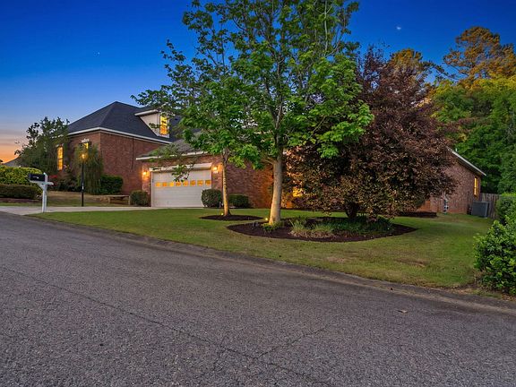 4th image of 393 Bainbridge Dr