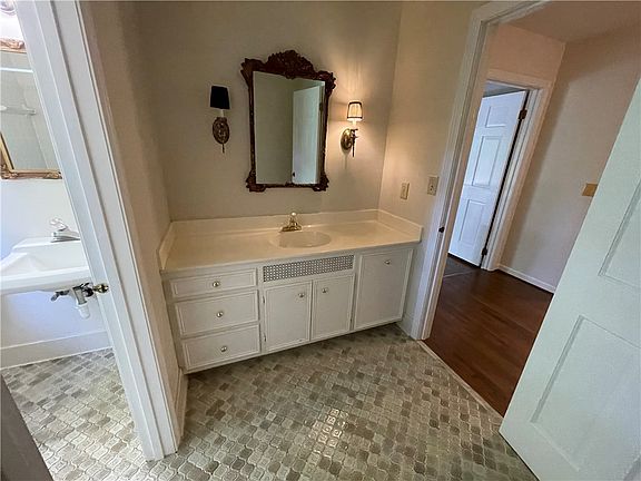 3rd image of 213 Old Town Way