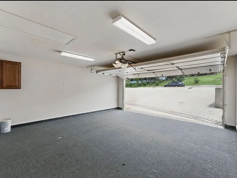 976 Parkview Dr — Photo 16