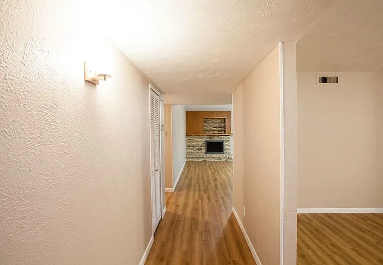 921 Mossvine Dr — Photo 5