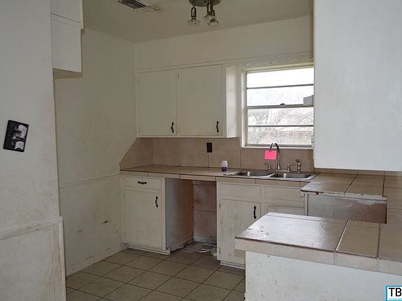 5th image of 703 Casa Dr
