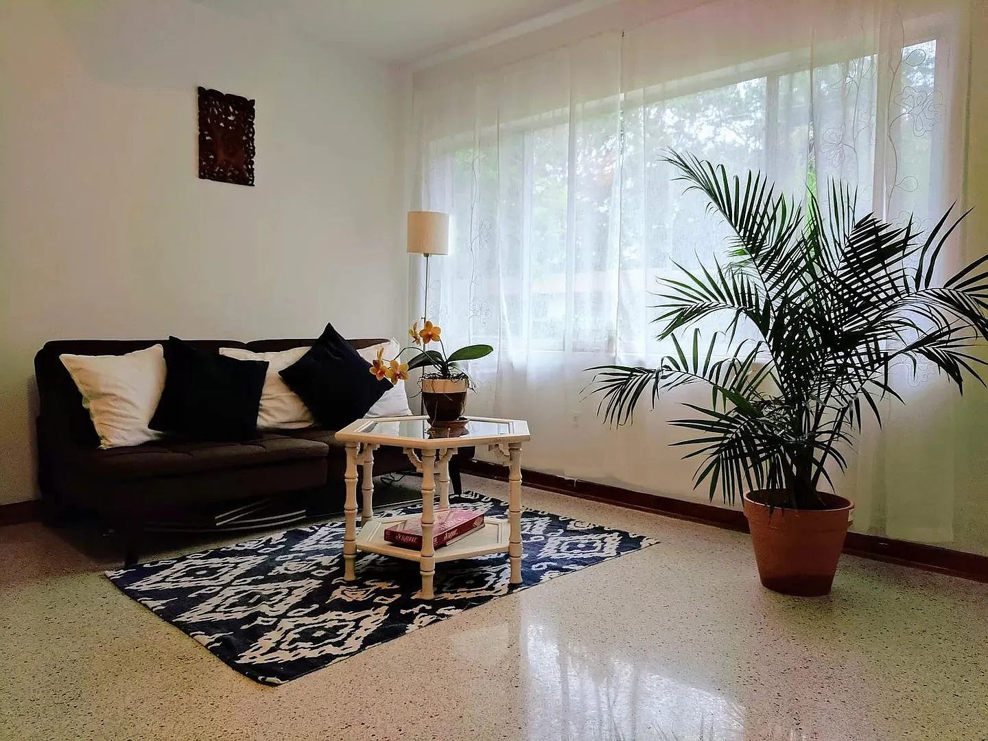 2/1) Experience the charm of this mid-century modern apartment — Photo 3