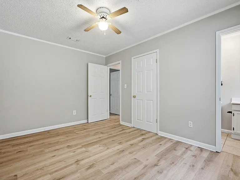 90 Andrews Ave — Photo 33
