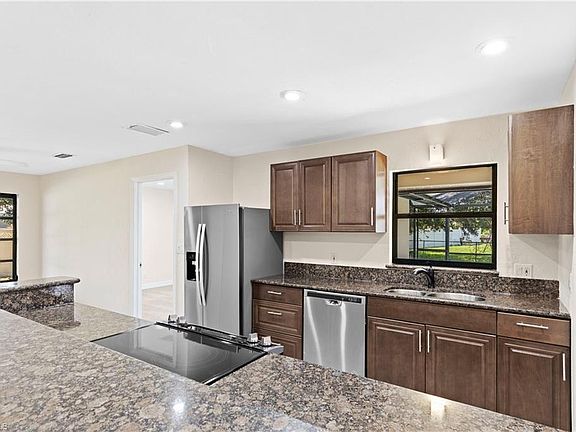 4th image of 4718 Forest Glen Dr