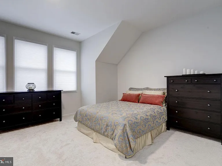 2058 N Oakland St — Photo 21