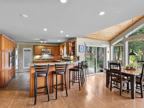 3rd image of 6059 Lake Bay Rd