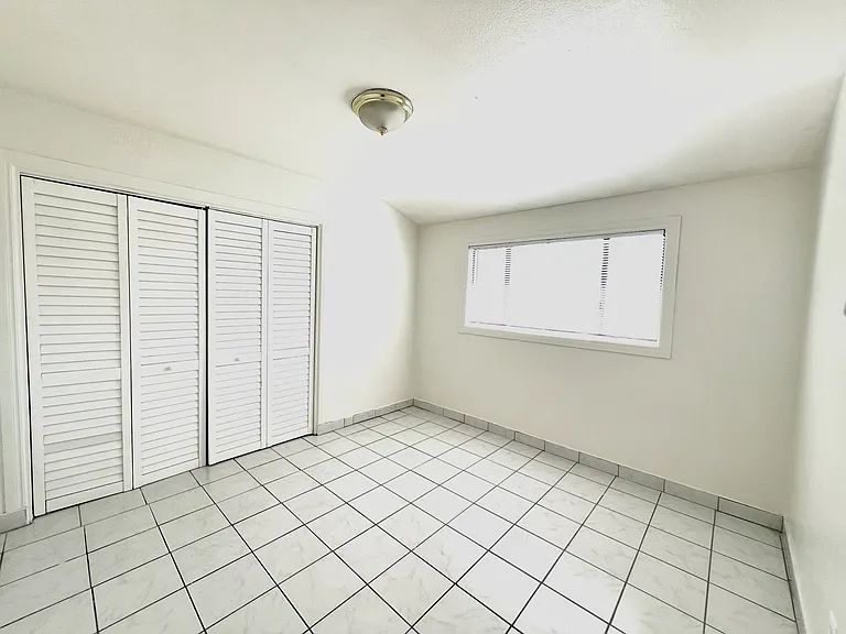 880 N Waverly St — Photo 5