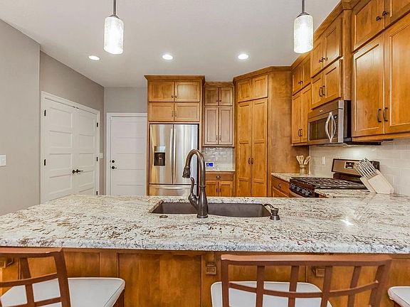 3rd image of 14738 Meadow Ln