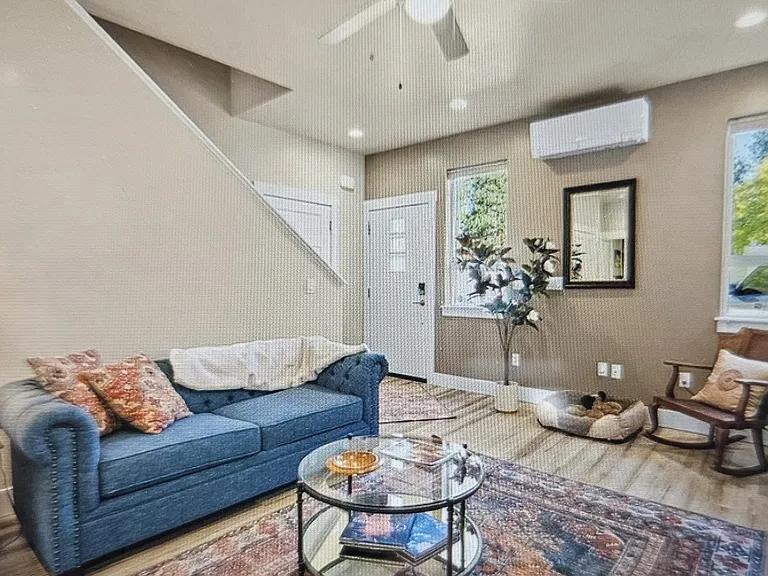 1718 N Solomon Ct — Photo 2
