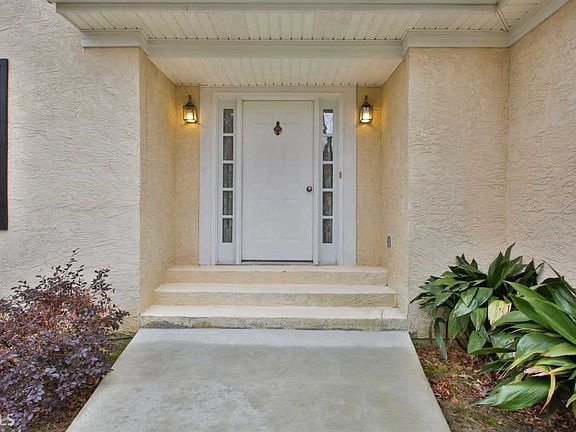3rd image of 305 Little Creek Dr