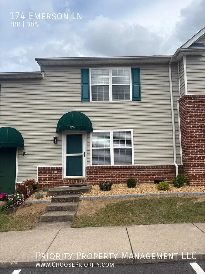 "3-Bedroom Townhouse Retreat in Harrisonburg - Spacious 1320 Sq Ft with 2.5 Baths!" — Photo 1