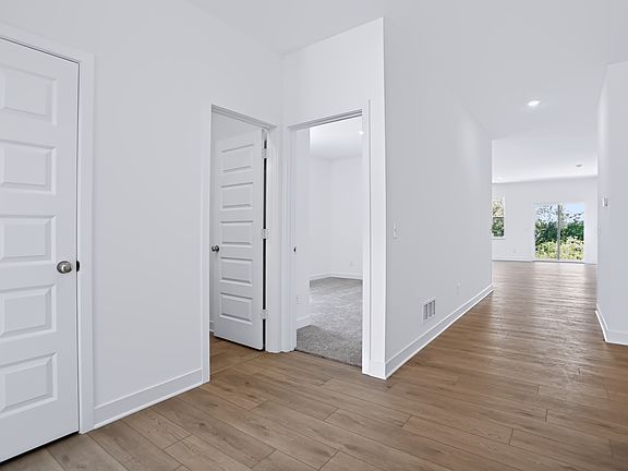 4th image of 3816 Flora Dr