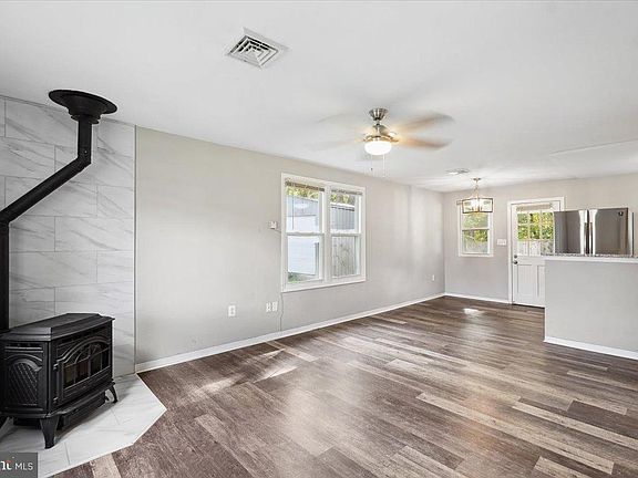 3rd image of 1805 Saunders Way