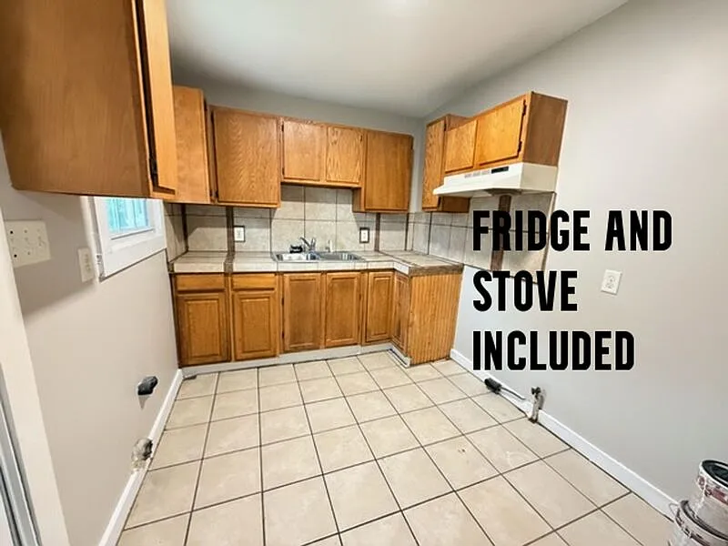 3 bed, 1.0 bath, 912 sqft, $949 — Photo 4