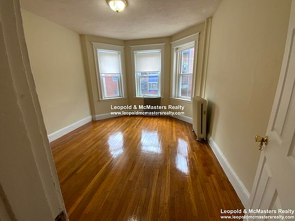 5th image of 33 Woodstock Ave #2