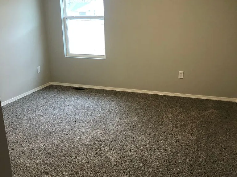 1421 Drayton Ct — Photo 6