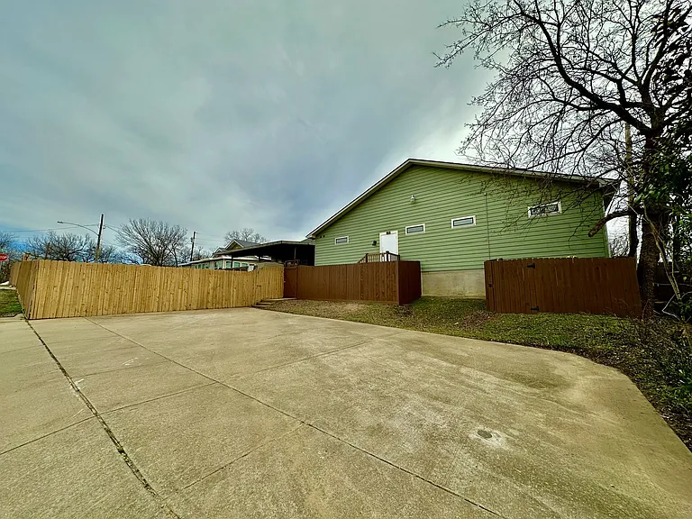 115 W College St #103 — Photo 3