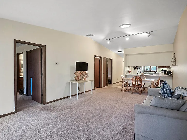 706 S Vine St #B — Photo 3