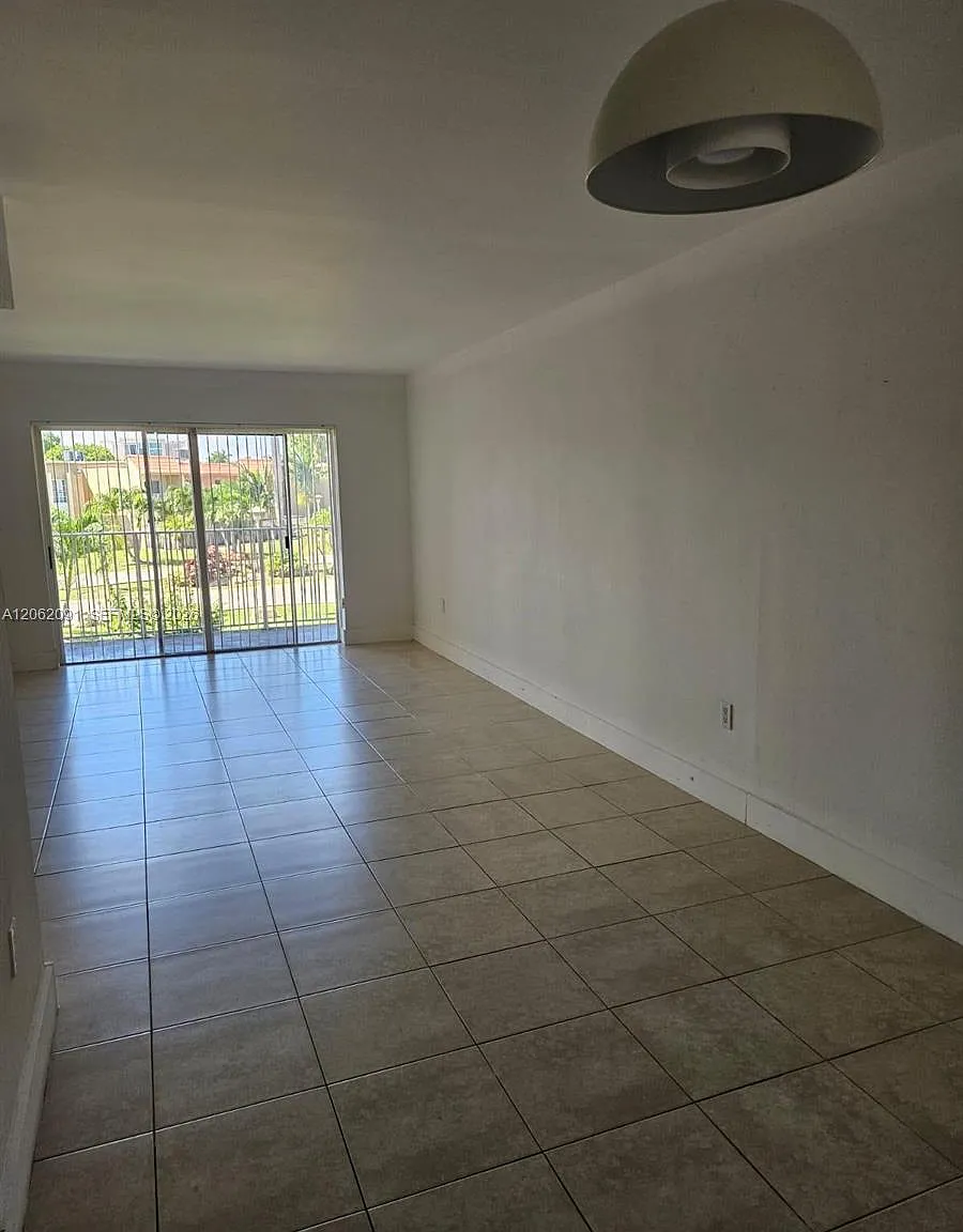 Doral Gardens Ii Condo — Photo 2