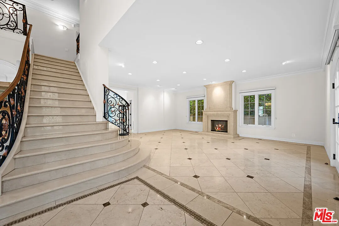 5 bed, 5.0 bath, 4114 sqft, $22,500 — Photo 2
