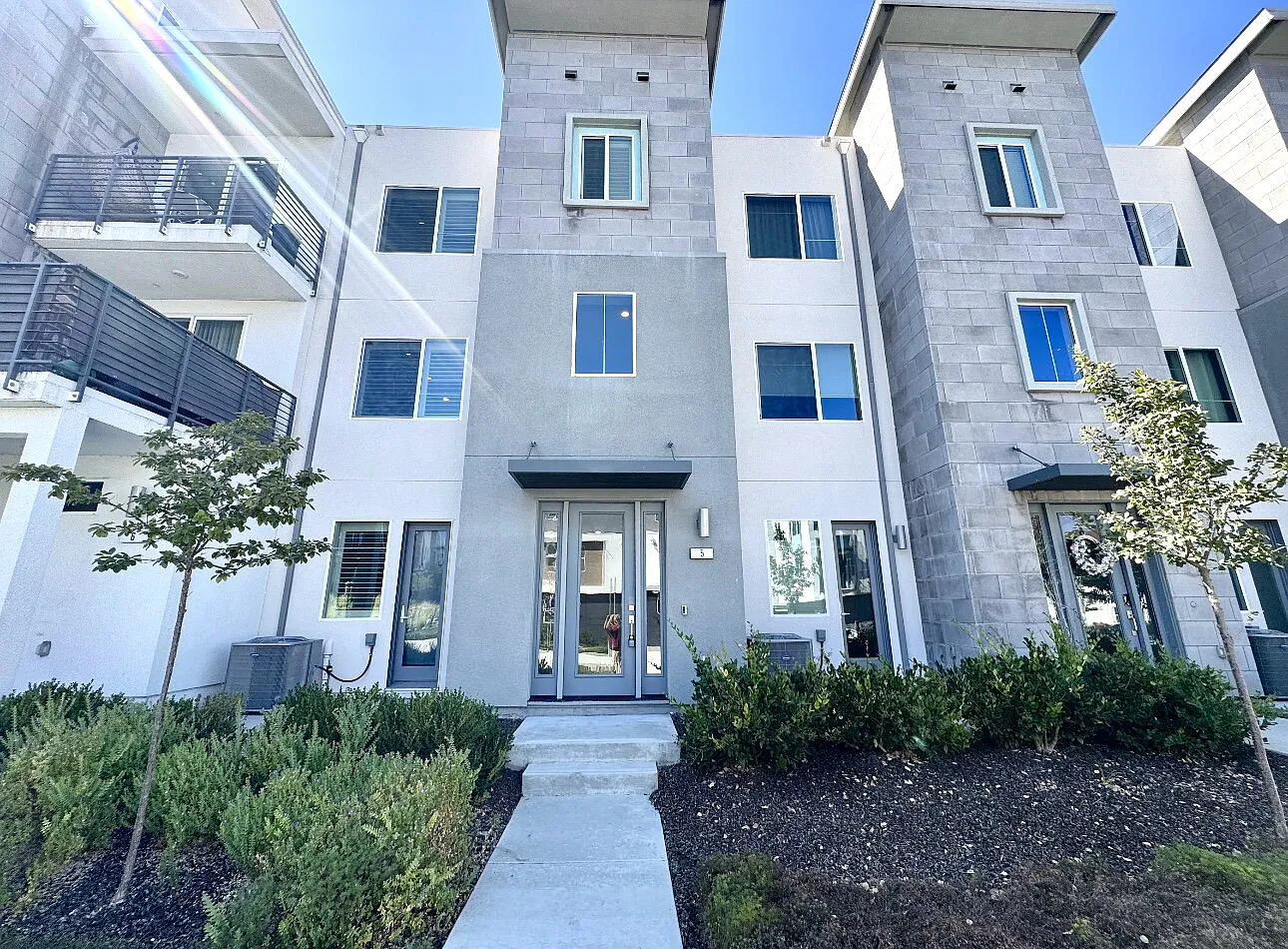 4 bed, 3.5 bath, 2002 sqft, $4,850 — Photo 1