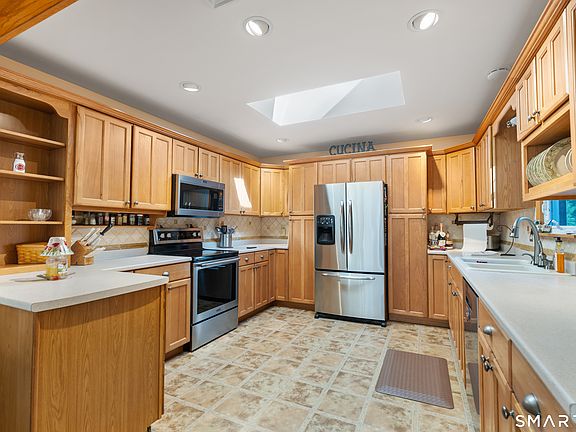 4th image of 117 Whispering Hill Road