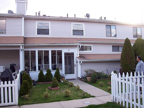 2nd image of 35 Anita St