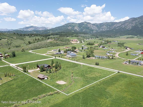 3rd image of 17 Misty Meadows Ln