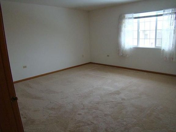 4th image of 605 Barrington Ave APT 326