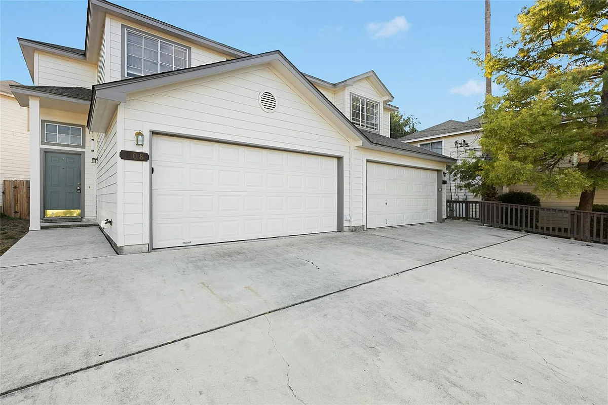 Building Photo - 808 Sagewood Trl