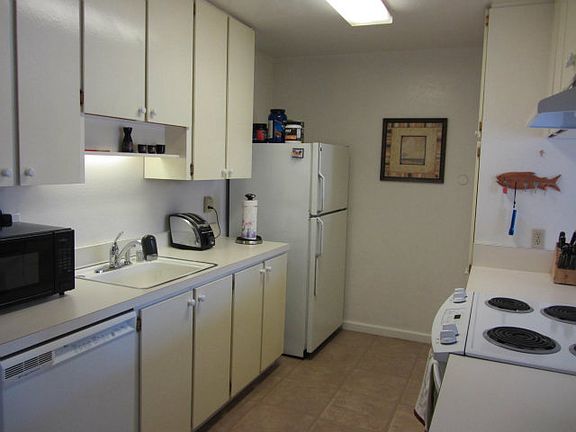3rd image of 688 Crescent Ave
