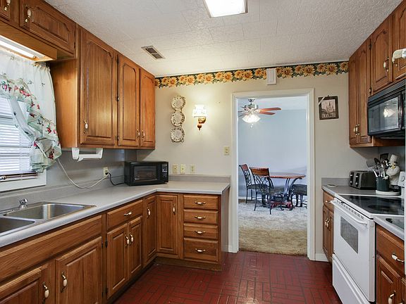 4th image of 222 Quelqueshue St