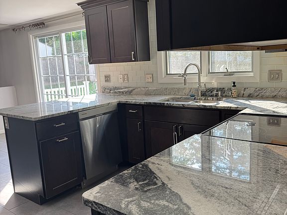 4th image of 109 Larchmont Rd