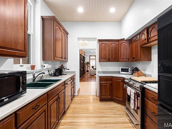 4th image of 922 Russell Blvd