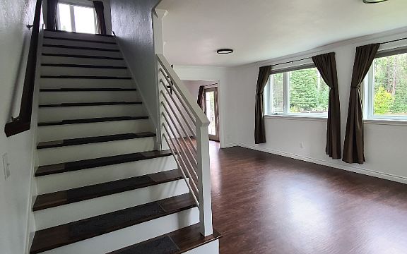4th image of 2590 Sheldon St