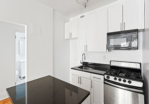 4th image of 211 E 60th St APT D2
