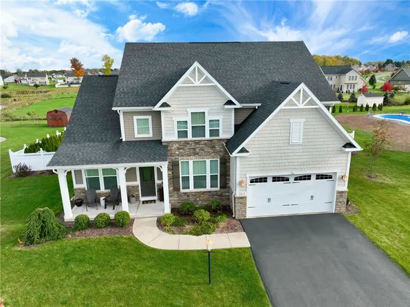 1613 Clovertrail Dr, Farmington, NY 14425