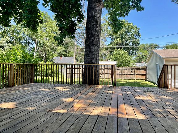 3rd image of 1406 Ravenswood Dr