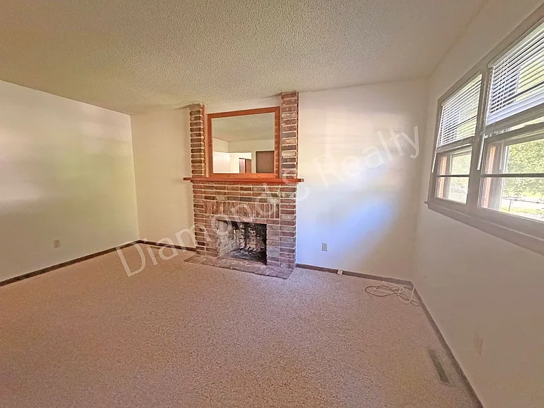 2750 N Howard Ave — Photo 3