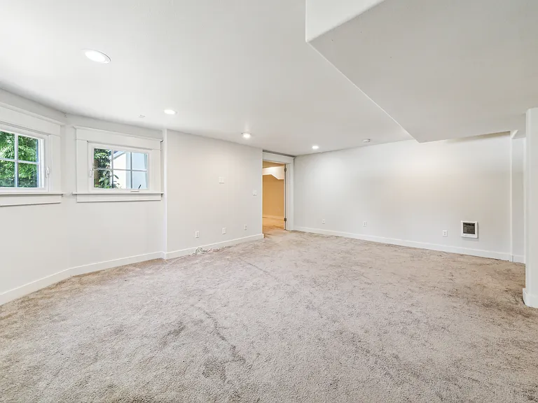 1860 SW High St #2 — Photo 7