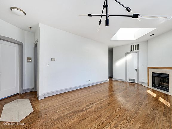 5th image of 2024 N Burling St #306