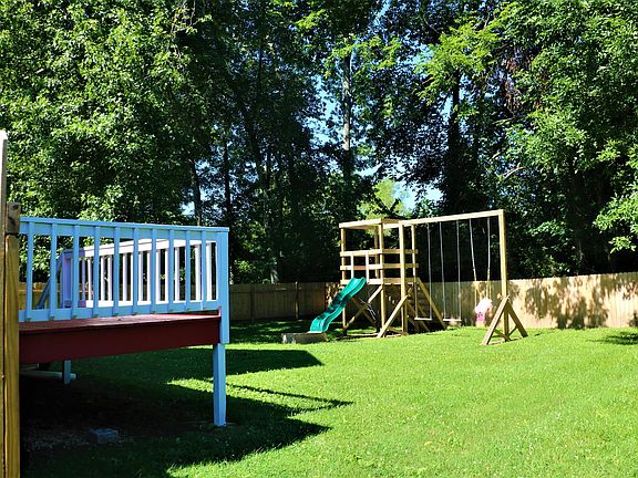 3rd image of 106 Shady Maple Dr