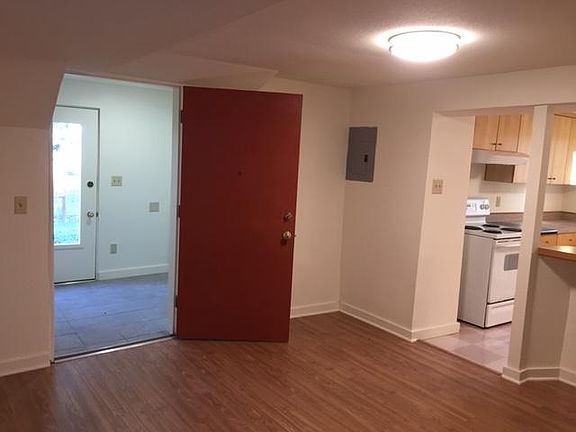 Entrance hall and door to apartment